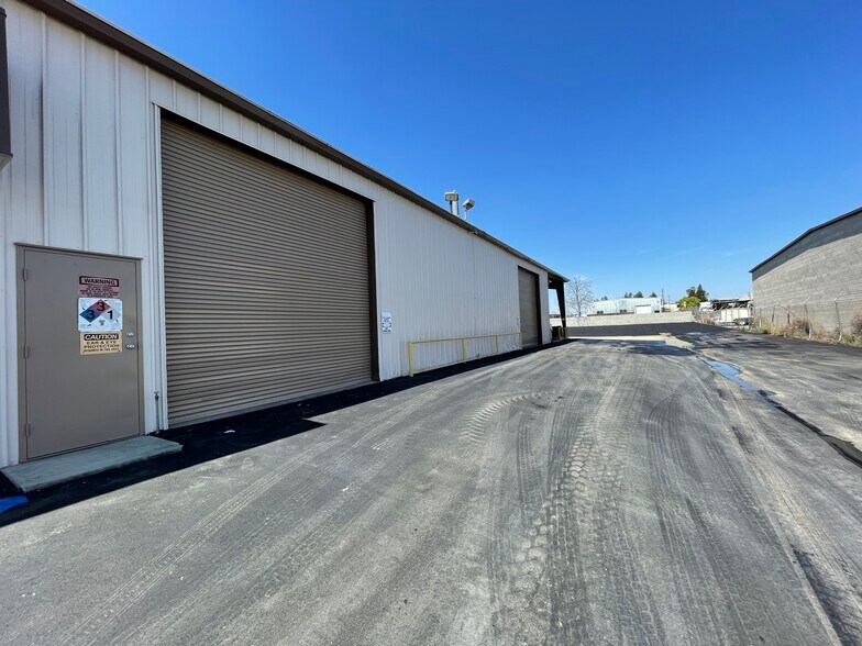 More Photos Of 4114 Armour Ave, Bakersfield Showroom For Sale