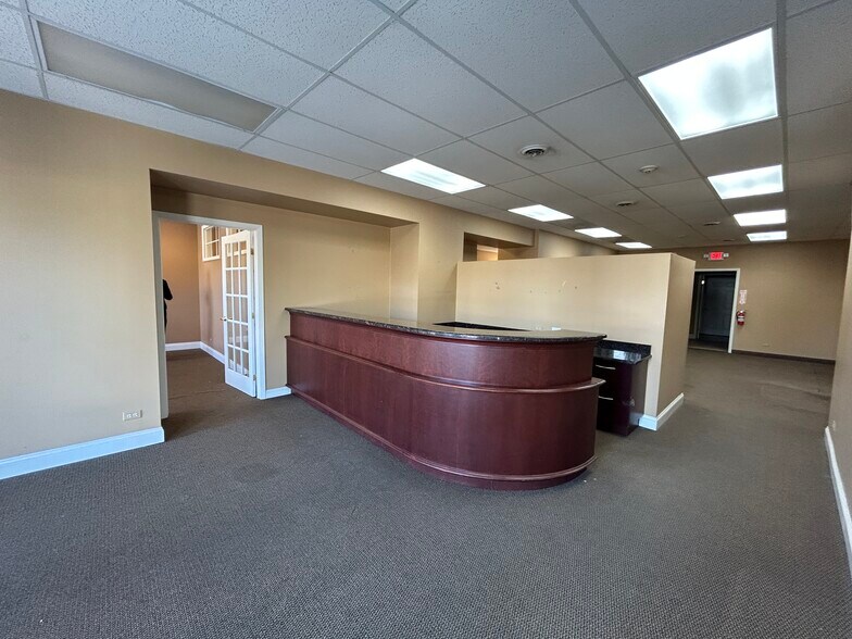 More Photos Of 819 Burlington Ave, Western Springs Storefront Retail Office For Lease