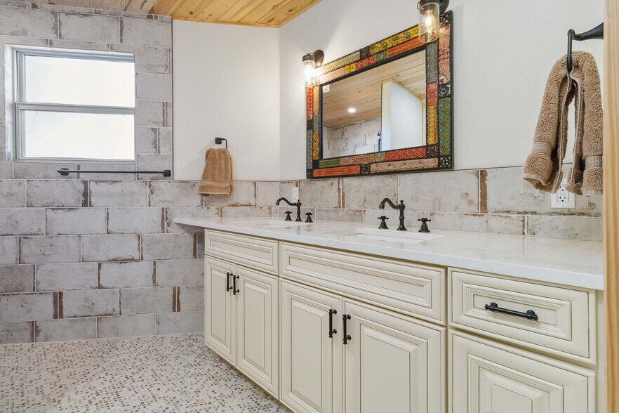 More Photos Of 165 Mari B Dr E, Center Point Flex For Sale