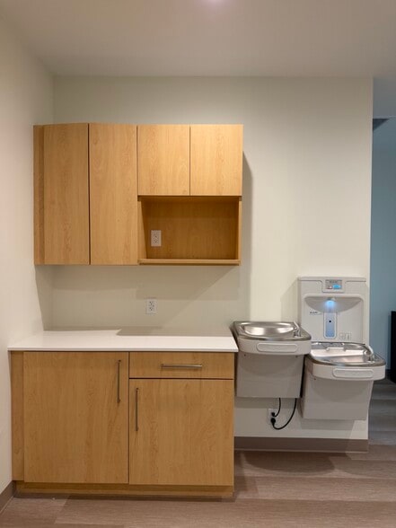 More Photos Of 814 Johnnie Dodds Blvd, Mount Pleasant Medical For Lease