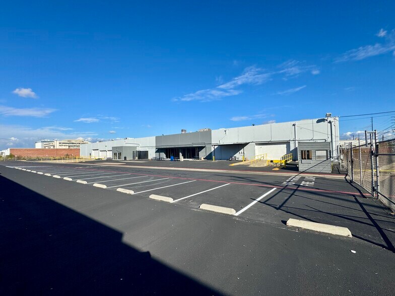 More Photos Of 1917-1921 E Mariposa Ave, El Segundo Warehouse For Lease