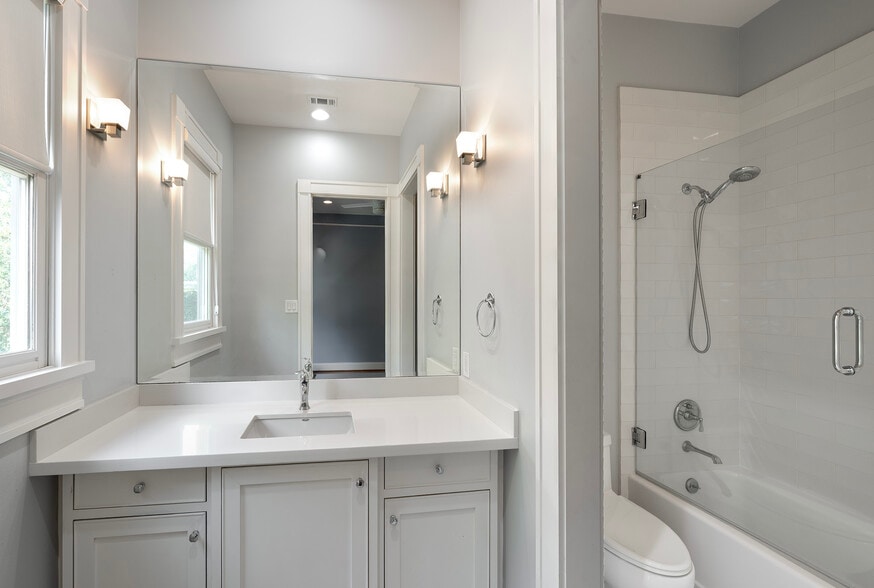 More Photos Of 1226 Heights Blvd, Houston Office For Sale