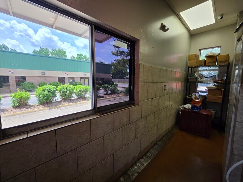 More Photos Of 2813 W Walnut St, Rogers Restaurant For Sale