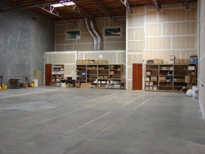 More Photos Of 4015 Avenida de la Plata Dr, Oceanside Manufacturing For Lease