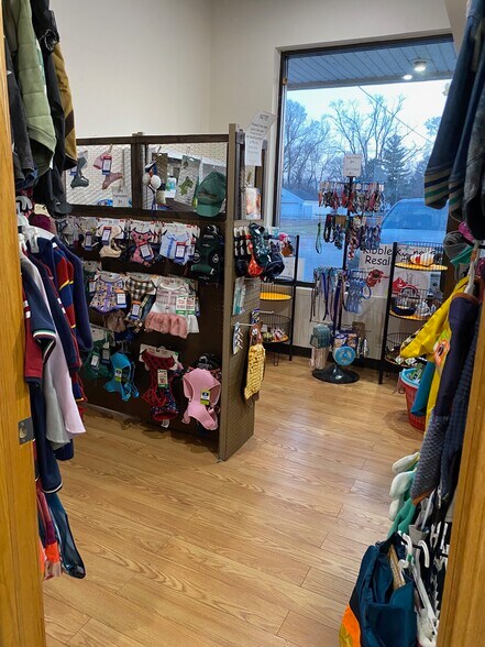 More Photos Of 7507 N 2nd St, Machesney Park Storefront Retail Office For Lease