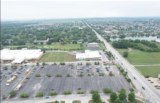 More Photos Of 663 Brook Forest Ave, Shorewood Convenience Store For Sale