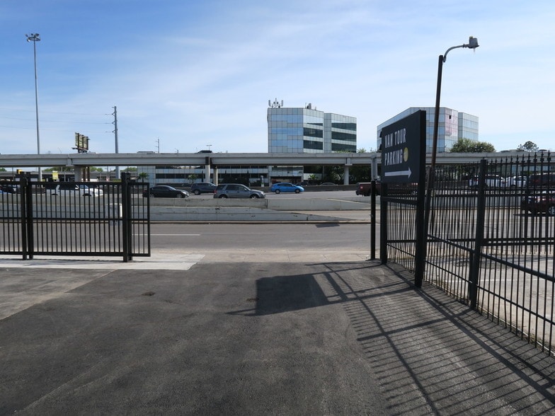 More Photos Of 5818 Southwest Fwy, Houston Showroom For Lease