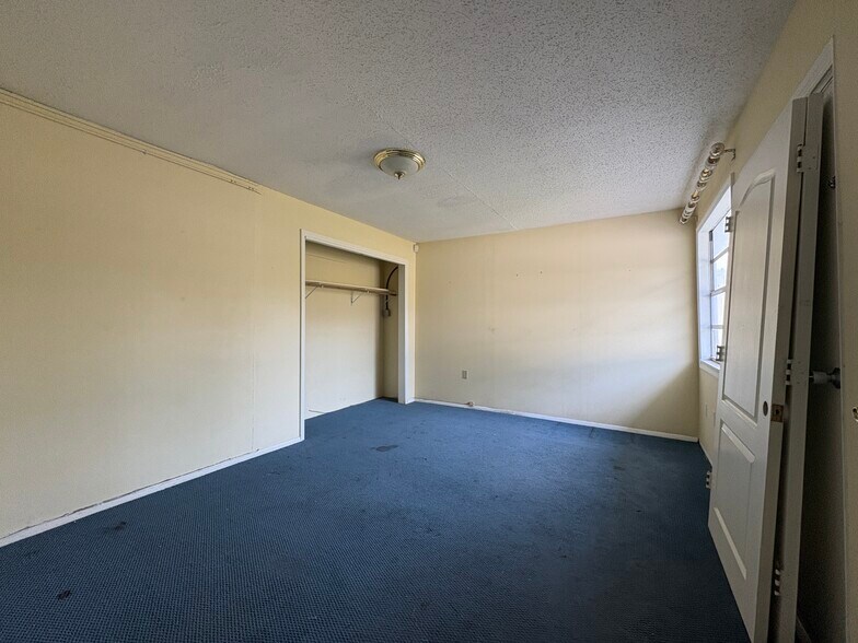 More Photos Of 5750 Swift Rd, Sarasota Freestanding For Lease