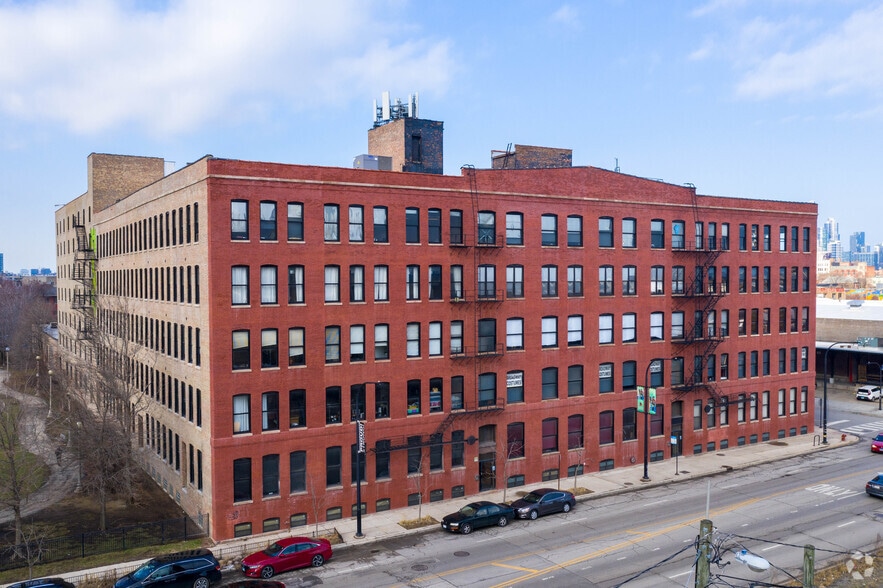 More Photos Of 1100 W Cermak Rd, Chicago Light Distribution For Lease
