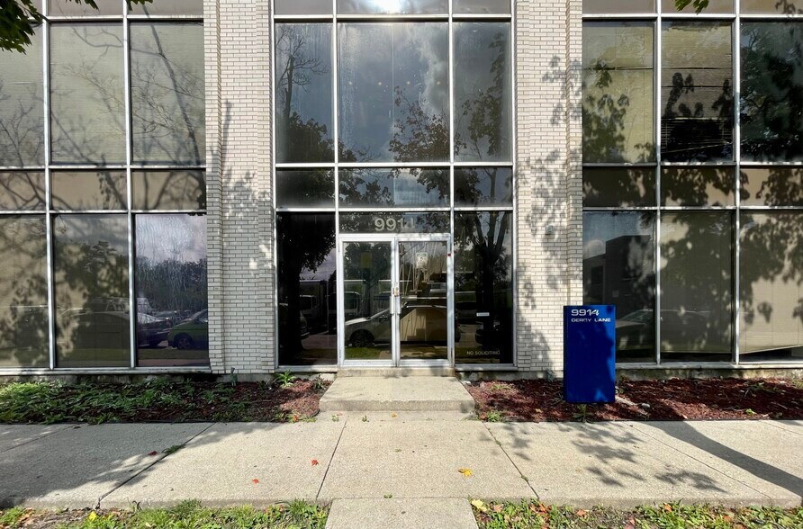 More Photos Of 9914 W Derby Ln, Westchester Flex For Sale