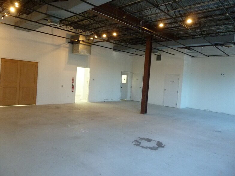 More Photos Of 1900-1940 S Western Ave, Chicago Showroom For Lease