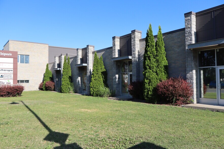 More Photos Of 2301 Rue De Versailles, Mascouche Storefront Retail Office For Lease