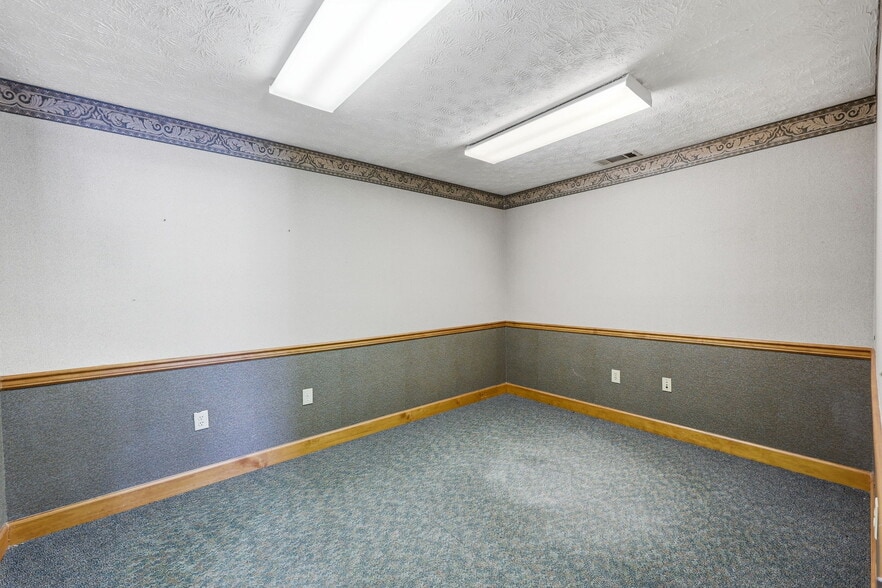 More Photos Of 1655 Oakbrook Dr, Gainesville Flex For Lease