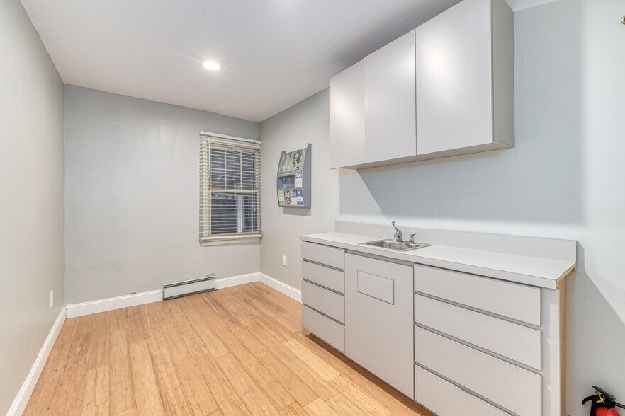 More Photos Of 226 E Main St, Huntington Office For Lease