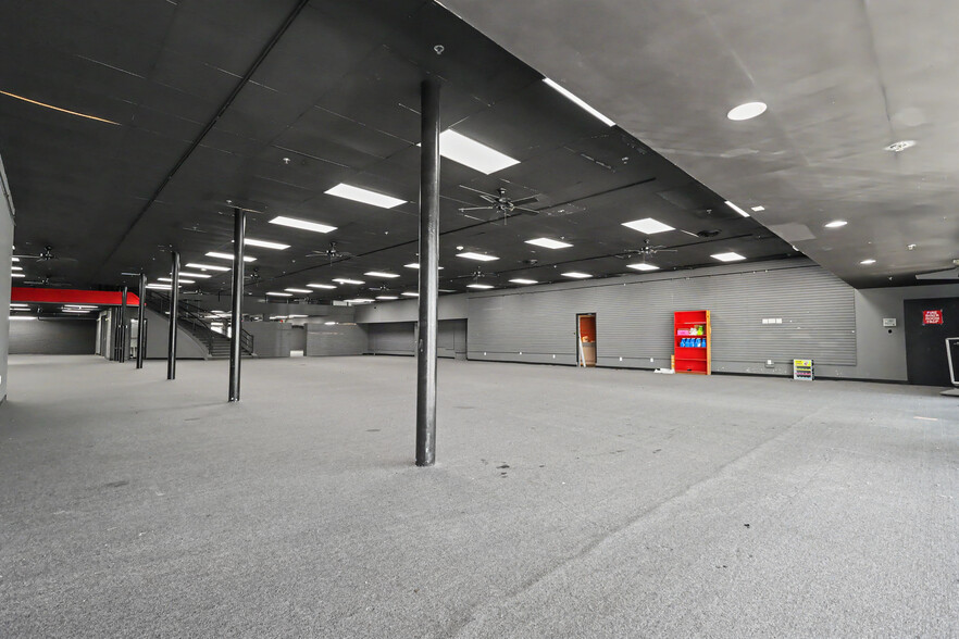 More Photos Of 312 E Main St, Grand Prairie Showroom For Lease