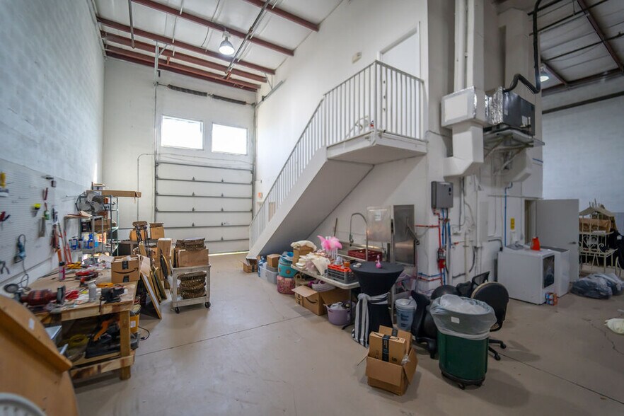 More Photos Of 1095 Business Ln, Naples Showroom For Sale