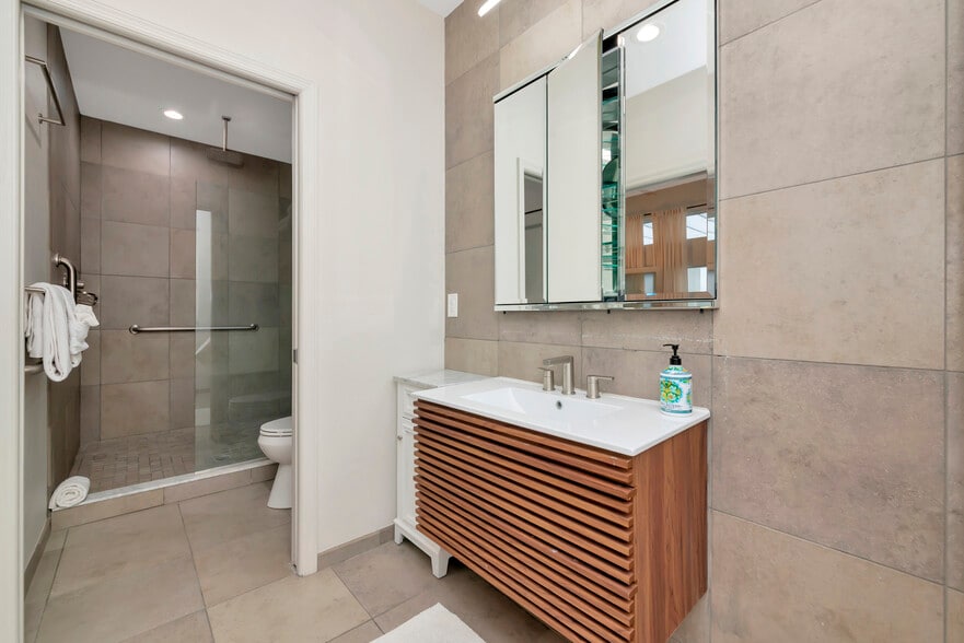 More Photos Of 1345 2nd St, Sarasota Office Residential For Sale