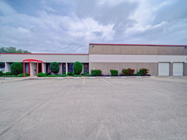 More Photos Of 2424 Lacy Ln, Carrollton Showroom For Sale