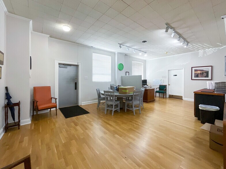 More Photos Of 3013 Bank St, Charlotte Flex For Lease