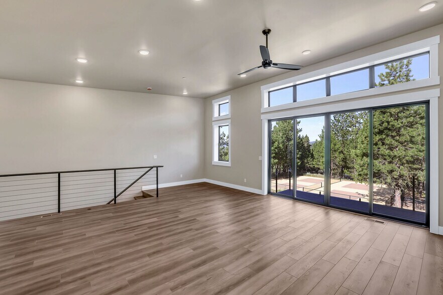 More Photos Of 217 Simmons St, Mccall Showroom For Sale