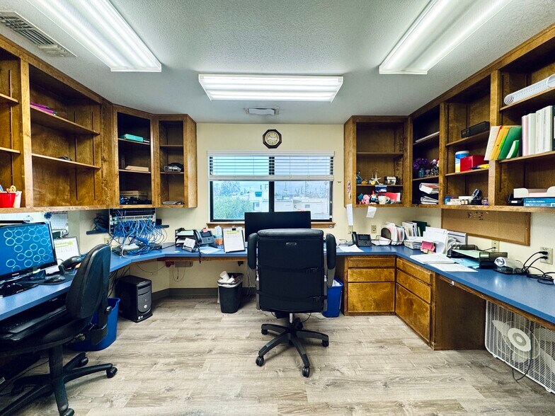 More Photos Of 2036 Railroad Ave, Redding Office For Sale