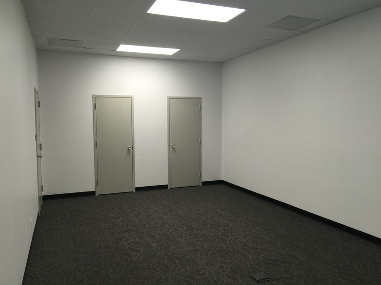 More Photos Of 3280 McKibbon Rd, Saint Louis Flex For Lease