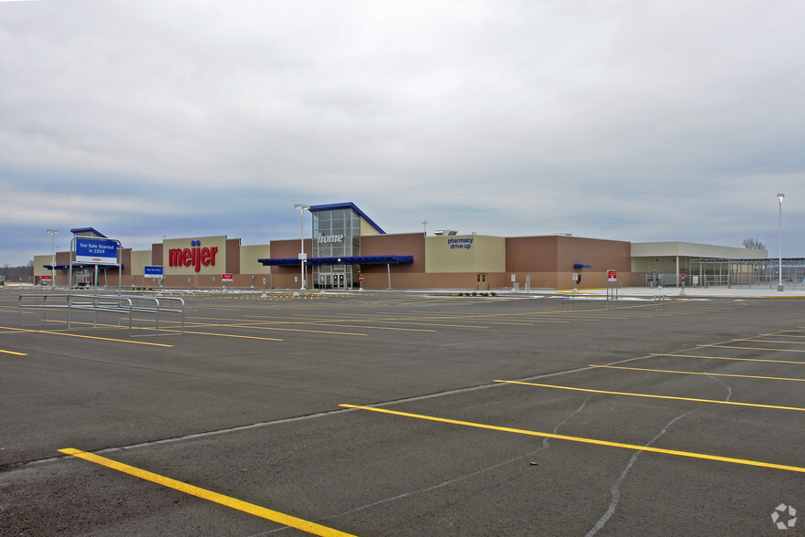 Primary Photo Of 3700 17 Mile Rd NE, Cedar Springs Supermarket For Lease