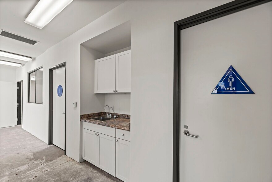 More Photos Of 22808 Lockness Ave, Torrance Warehouse For Lease