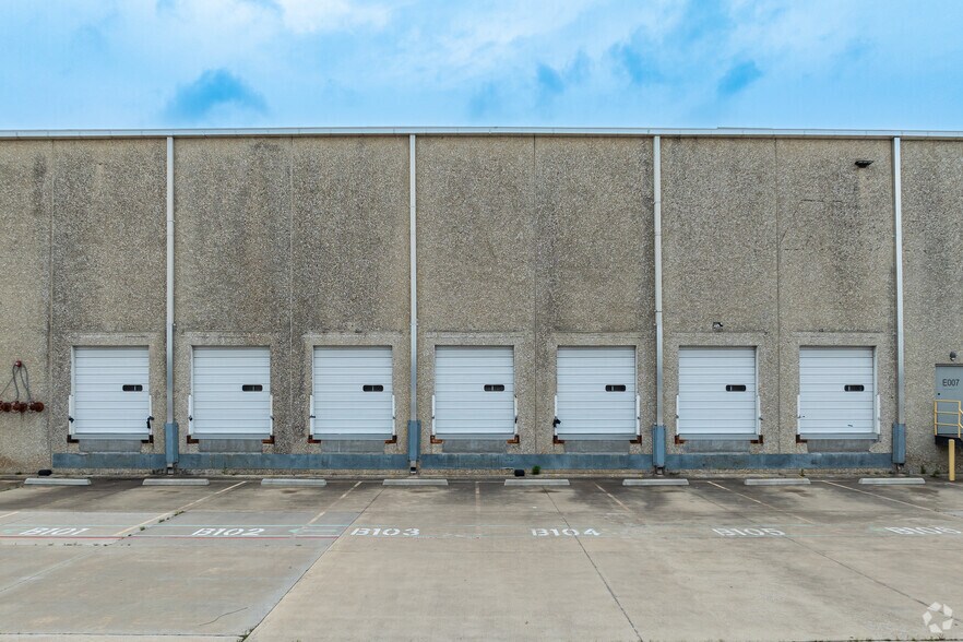 More Photos Of 1102 State Highway 161, Grand Prairie Distribution For Lease