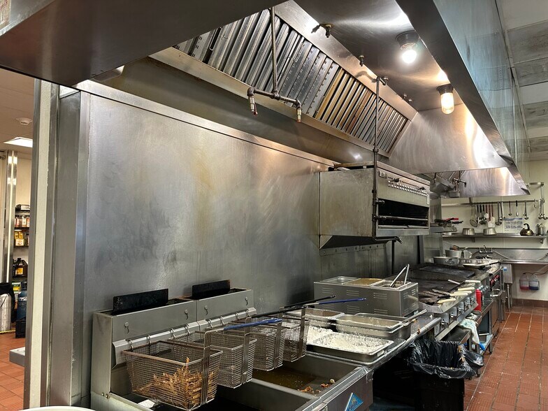 More Photos Of 900 Riverside Dr, East Peoria Restaurant For Sale