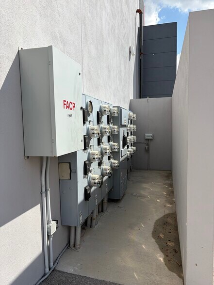 More Photos Of 12300 Itec Park dr, Fort Myers Warehouse For Sale