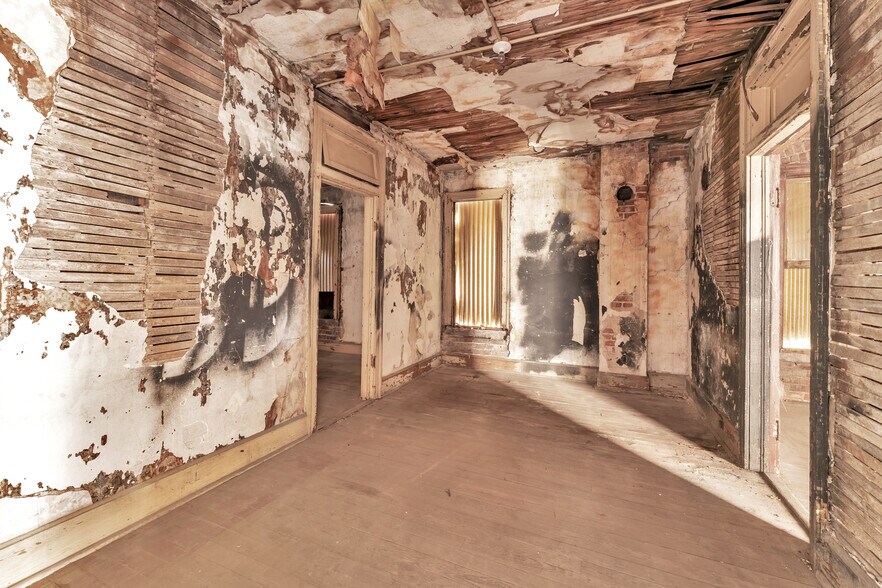 More Photos Of 500 W Commercial St, Springfield Storefront Retail Office For Sale