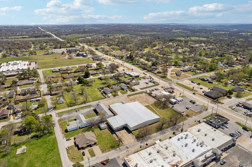 More Photos Of 710 S Adams St, Sapulpa Distribution For Sale