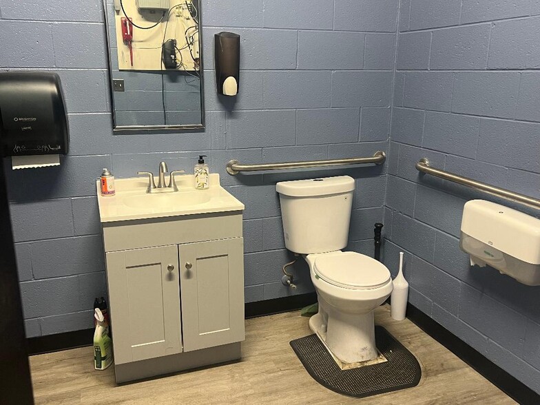 More Photos Of Harris Blvd, Charlotte Parking Garage For Sale