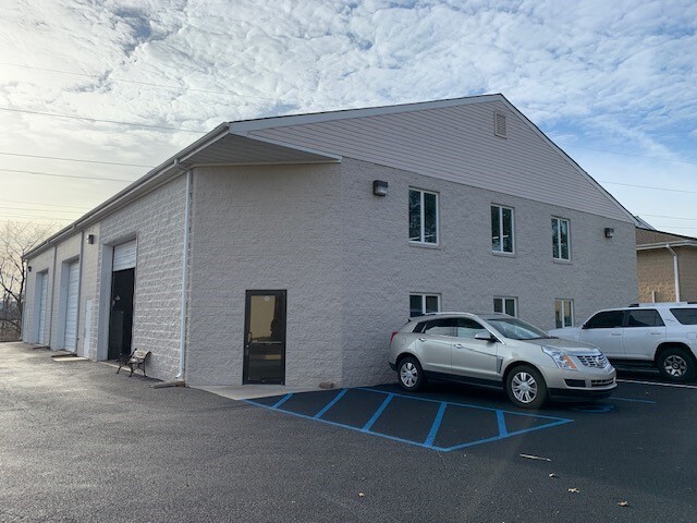 Primary Photo Of 11 Lewis Cir, Wilmington Warehouse For Lease