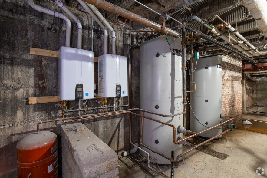 More Photos Of 4952 W Madison St, Chicago Multifamily For Sale