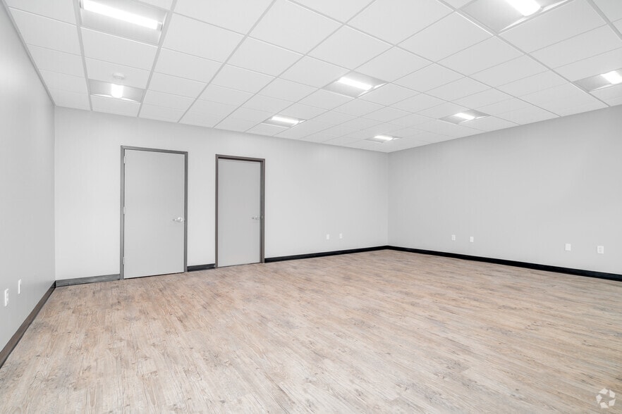 More Photos Of 3822 SE Military Dr, San Antonio Unknown For Lease