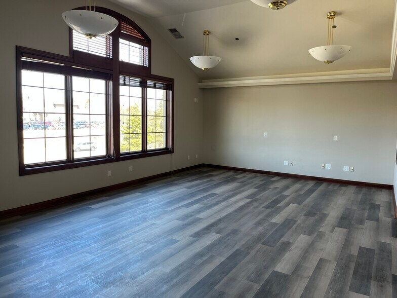 More Photos Of 1500 W Market St, Mequon Medical For Lease