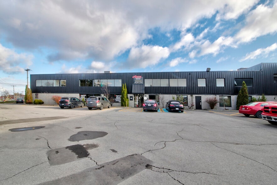 More Photos Of 89-95 Boul des Entreprises, Boisbriand Warehouse For Lease
