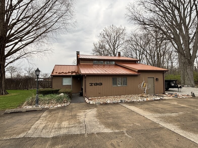 Primary Photo Of 733 Princeton Blvd, Elkhart Office For Lease
