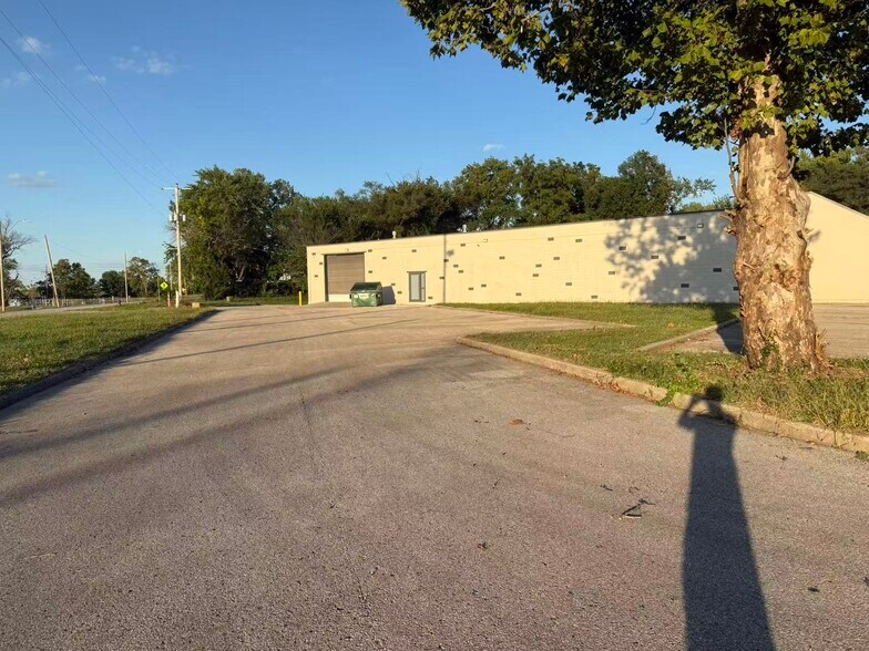 More Photos Of 7410 Sni-A-Bar Rd, Kansas City Manufacturing For Lease