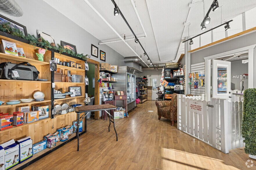 More Photos Of 1001 6 Ave, Canmore Storefront For Lease