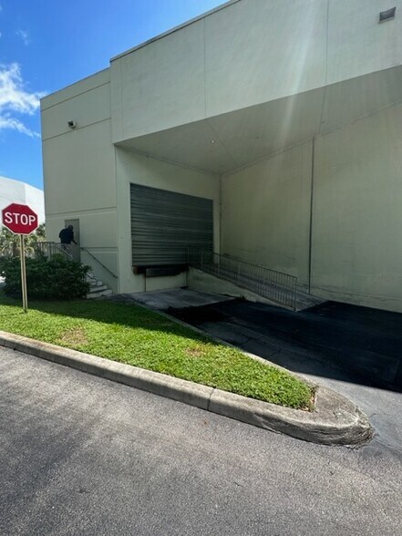 More Photos Of 1200 S Rogers Cir, Boca Raton Warehouse For Lease