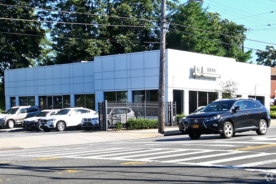 Primary Photo Of 24721 Northern Blvd, Little Neck Auto Dealership For Lease