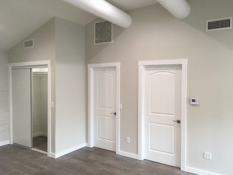 More Photos Of 14920 1/2 Burbank Blvd, Sherman Oaks Freestanding For Lease