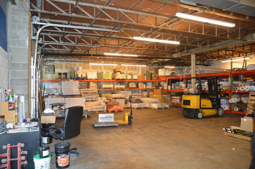 More Photos Of 303 Sunnyside Blvd, Plainview Showroom For Lease