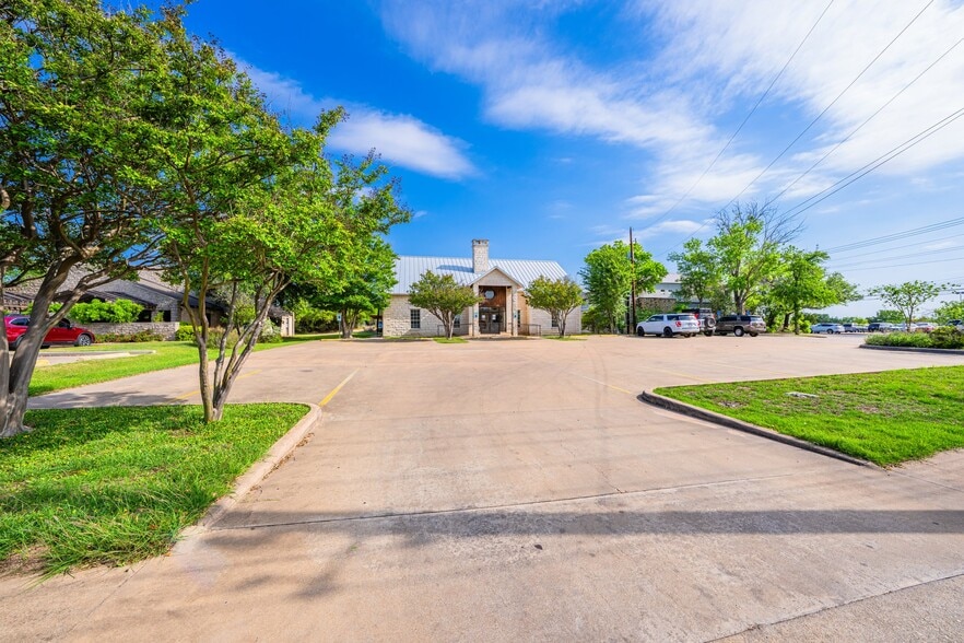 More Photos Of 204 W Windcrest St, Fredericksburg Healthcare For Sale