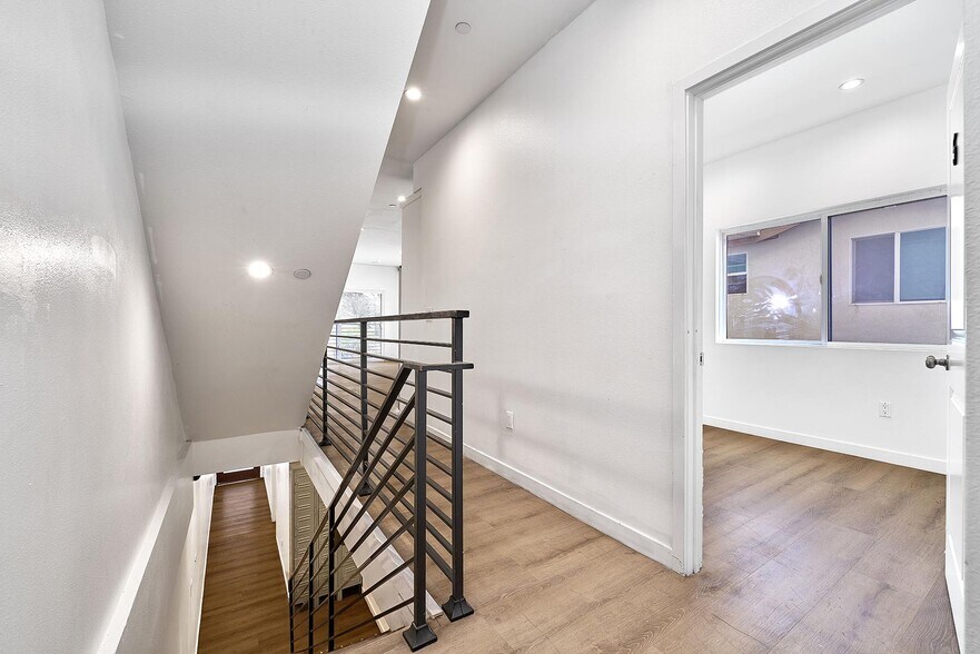 More Photos Of 550 W 47th St, Los Angeles Apartments For Sale
