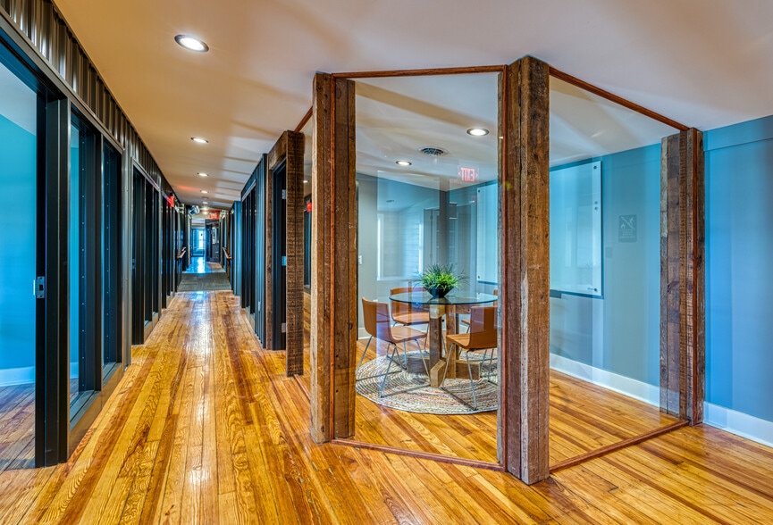 More Photos Of 160 S Poplar St, Elizabethtown Showroom For Lease