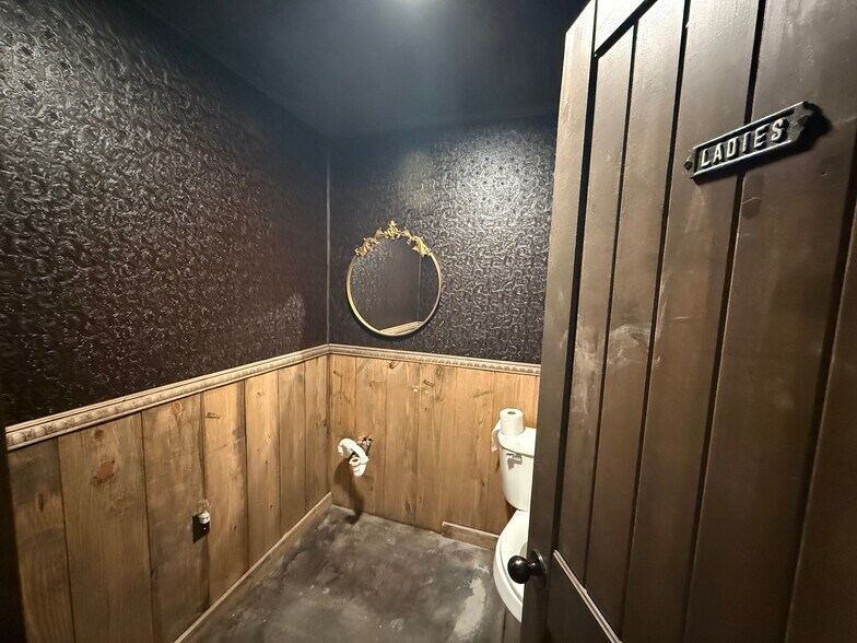 More Photos Of 217 W Main St, Tishomingo Storefront Retail Office For Lease